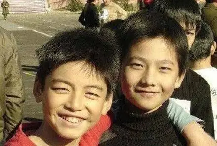 杨洋从小帅到大电眼微笑小学生活照曝光