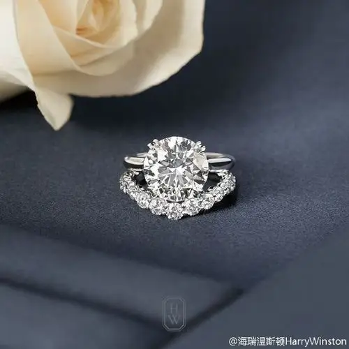 海瑞温斯顿#全新呈现v型钻石婚戒,完美搭配经典单钻圆形切工订婚捉滗