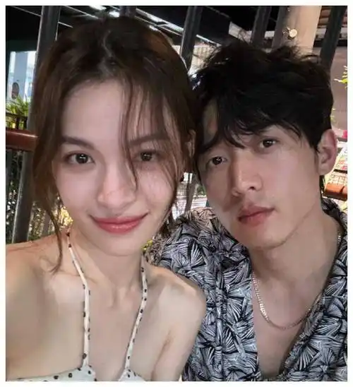 最后,祝福钟楚曦和她的男友幸福美满,同时也希望所有崇拜她的粉丝们