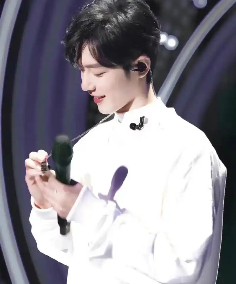 怎么这么好看 啊啊啊#满天星辰只为了你的回眸一笑 #肖战粉丝小飞侠