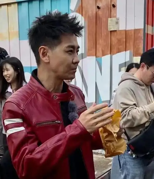 49岁林志颖现身饼店引关注,远看近看两种状态,近看苍老难辨认!