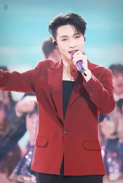 张艺兴的粉丝,敢跟我比艺兴身穿红色衣服的照片数量吗?