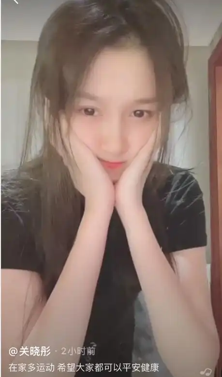 关晓彤家中热舞大秀身材,素颜出镜黑眼圈明显,披头散发样子憔悴