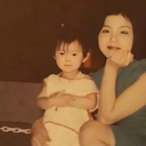 回顾毛晓彤:刚出生被父亲抛弃,妈妈借钱将她养大,今父女关系如何