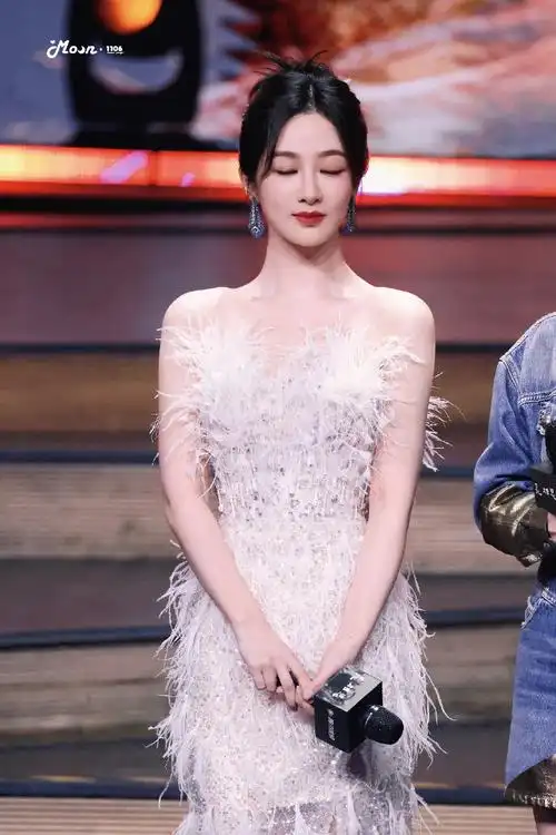 #杨紫流光羽毛裙#