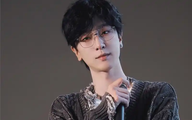 景向谁依《三刀流》,"月儿高,剑出鞘,旭日朝,随烟消.