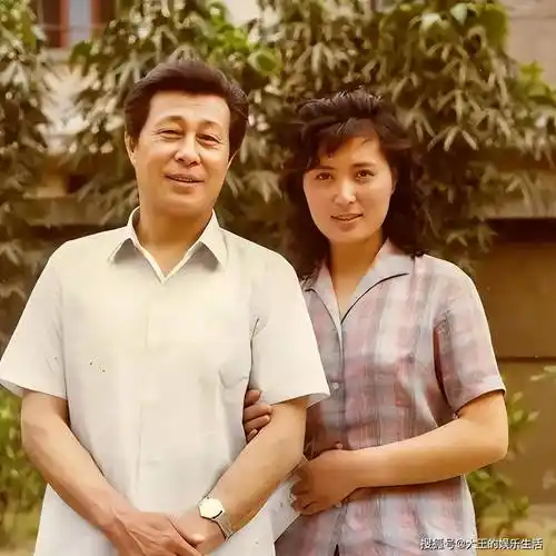 从那时起,王心刚开启了近20年的"家庭歌手"生涯,在家中悉心照顾妻子的