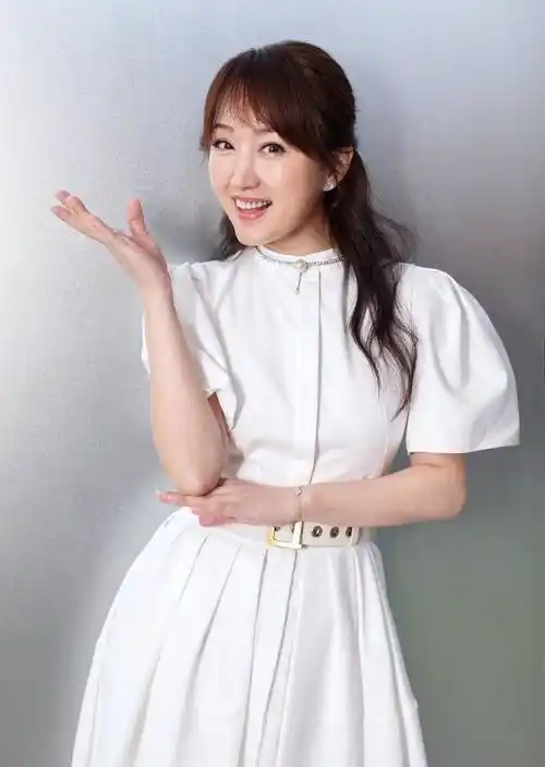 杨钰莹女神感依旧,素颜出镜显清纯,大妈碎花裙也被穿出甜美范儿_时尚