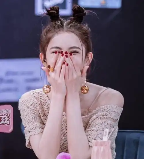 原创古力娜扎女神画风突变绑最火的哪吒头亮相卖萌嘟嘴好可爱啊