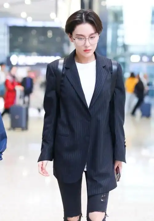 张馨予短发造型气质超a穿黑色条纹西装走机场戴眼镜文艺帅气