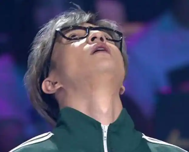 薛之谦怒摔话筒 网友称敢于揭露黑幕是真男人