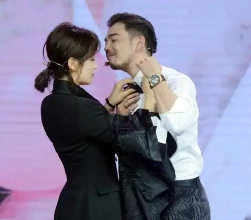 杨烁和刘涛的5张亲密合照,图2两人手动比心,图5背后环抱好深情