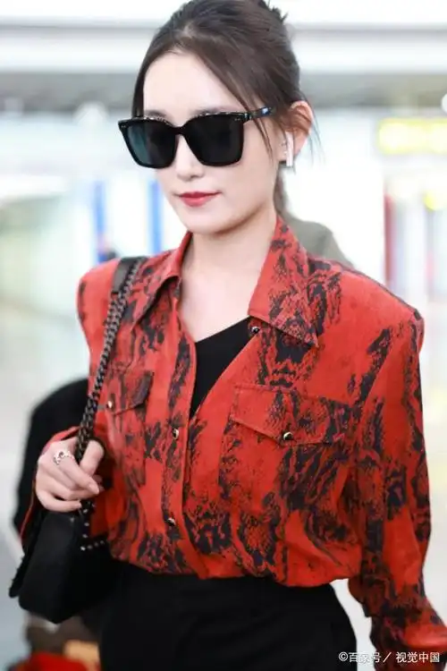 演员蒋依依现身首都机场 衣品很赞