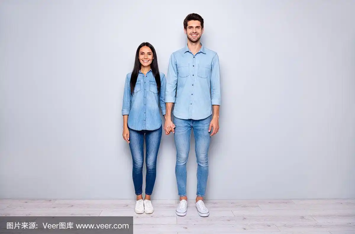 全身照片惊人的一对相爱的人来到工作的地方一起抱着胳膊穿着休闲牛仔