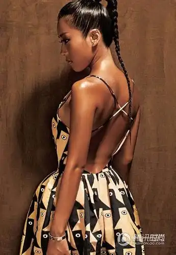 内衣外穿有胆来try 吉克隽逸黑色正能量大片_服装人物_中国服装网