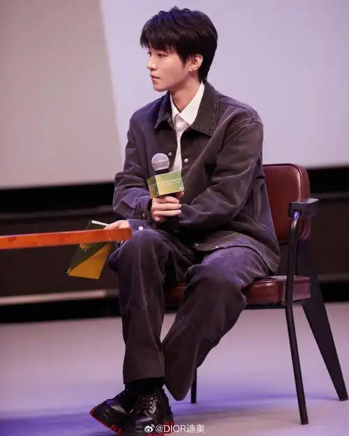 王俊凯身着迪奥男装亮相第七届平遥国际电影展,以牛仔套装彰显洒脱