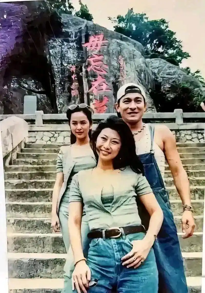 刘德华,叶倩文,叶蕴仪三人在金门时的留影,照片中华仔穿着一件白色
