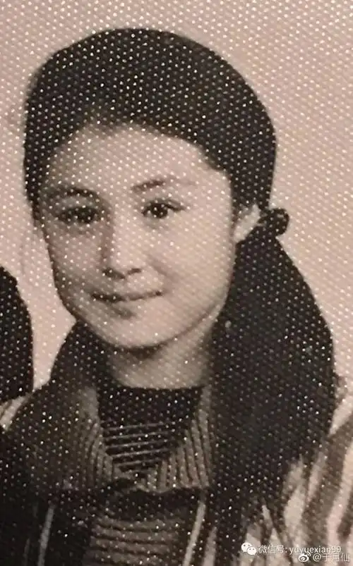 日前,赵本山小姨子于月仙在微博晒出自己的童年照,没想到年轻时候的"