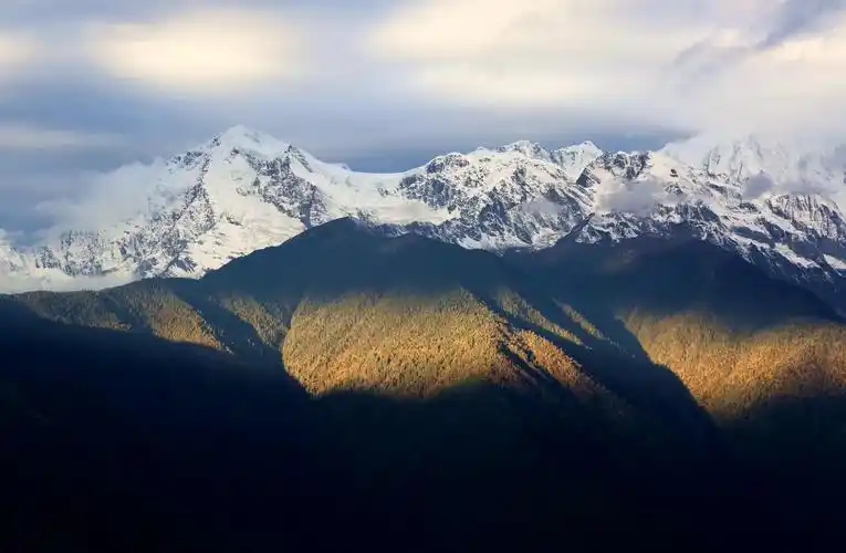 阳光照在群峰的山腰上.尤如五色彩带铺在天边.