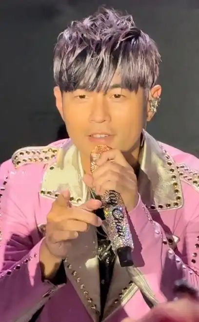 周杰伦曼谷演唱会潮流时尚穿搭曝光,朋克风格酷帅登场|发型|唱片|古典