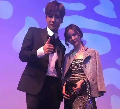 王嘉尔与雪梨走红毯合影,现巨萌身高差,刘涛在papi酱旁显腿粗!