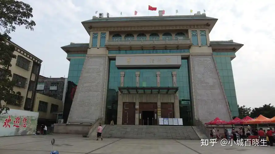 博物馆大厅一个大石缸,摆在正中央,这个圆形石缸是由一整块大青石雕凿