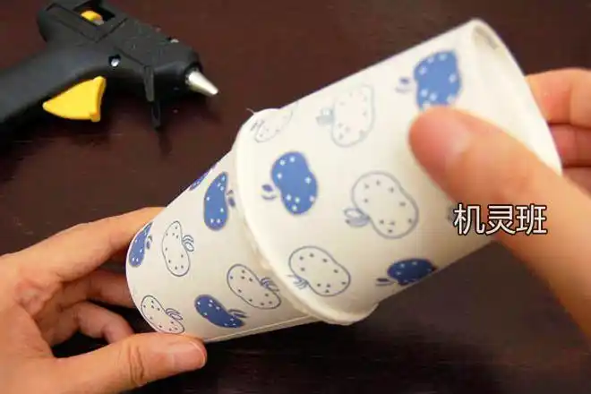 幼儿园用一次性纸杯手工自制打击乐器沙锤步骤图解