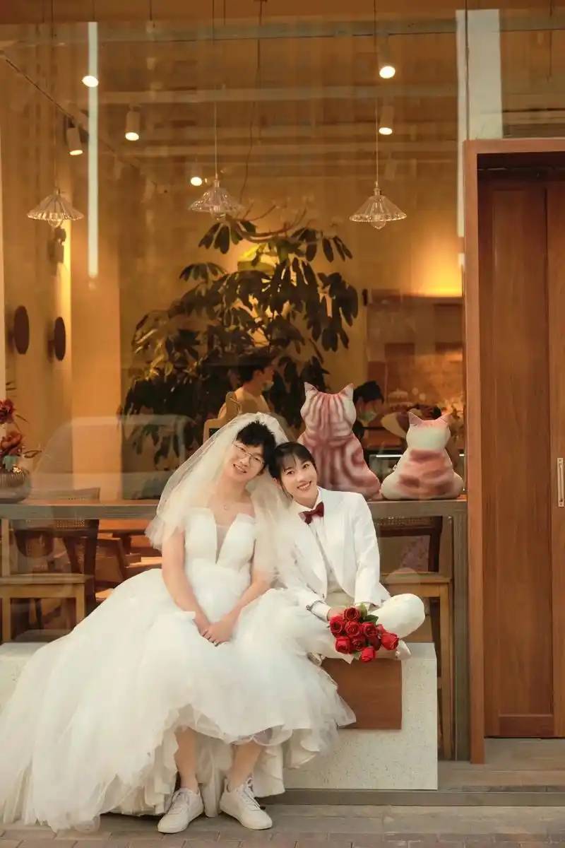 男孩子穿婚纱也可以超甜超可爱