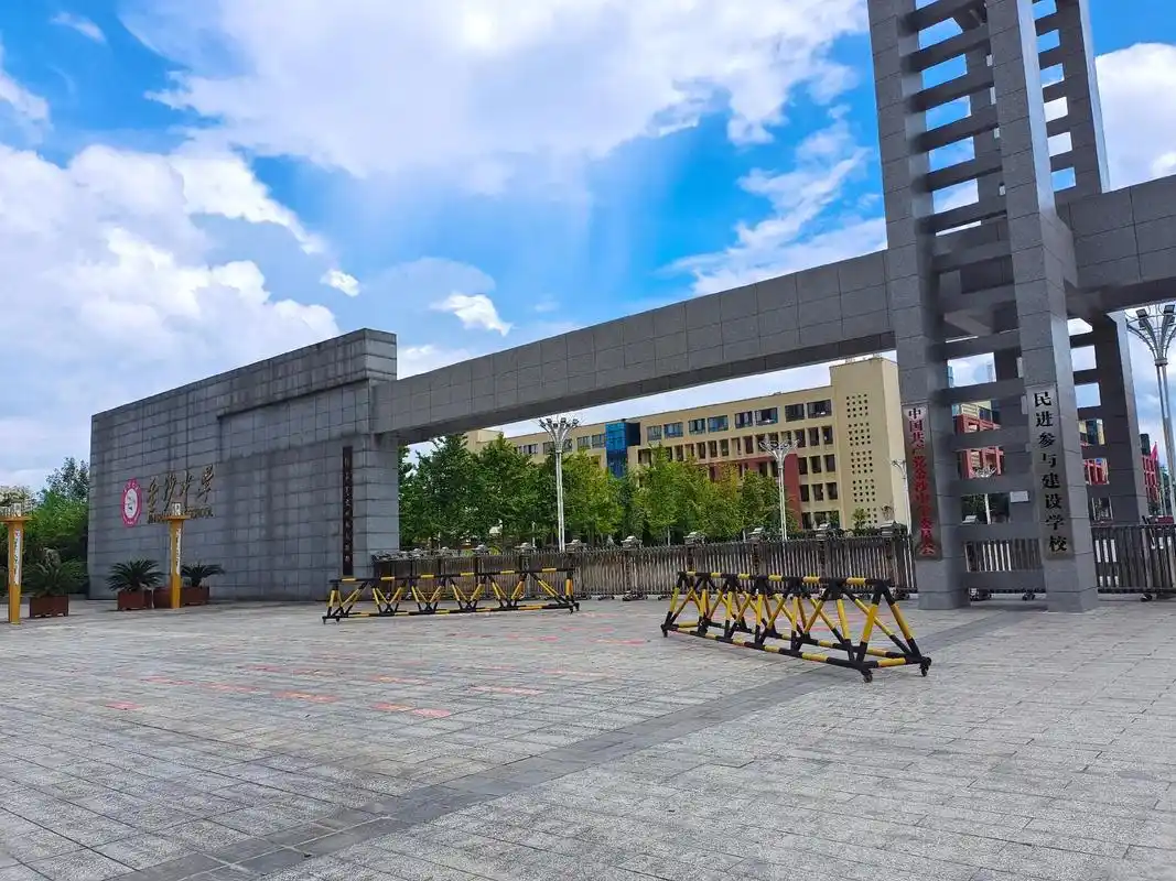 关于金沙中学,关于我的高三27班.怀念安老对我们每个人的入微 - 抖音