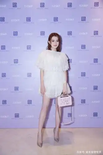 徐璐真会穿,t恤短裤配长筒靴显高显瘦,扎俩小辫更是少女感爆棚