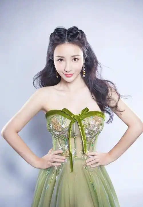 风情独特柳岩写真中散发出浓厚的成熟魅力