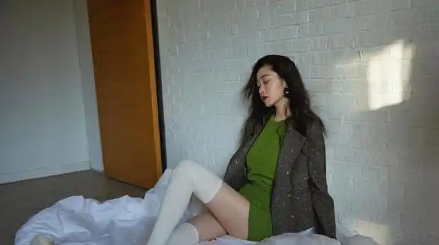 宋轶的腰真是服了阳光下皮肤如凝脂自曝最不能接受穿丝袜