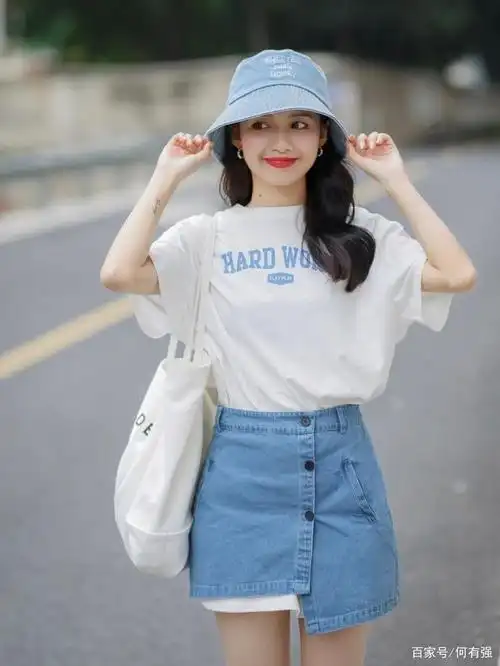 真别小瞧了"t恤",夏天用它来搭配裙子青春感满分,清爽又减龄