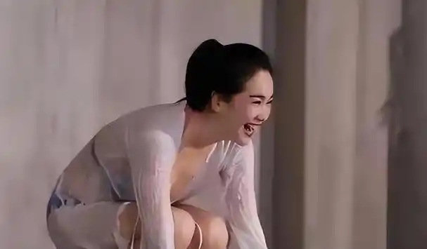 左小青泳装写真惊艳登场独特气质与魅力让人心驰神往