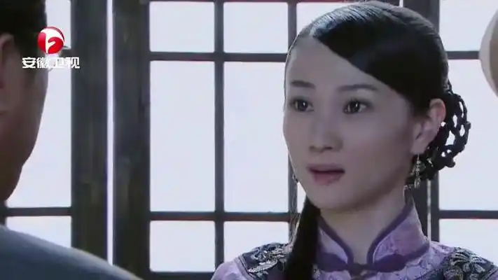 围屋里的桃花:夏禾拿钱求县长办事,哪料县长不要钱,竟抓她的手_网易