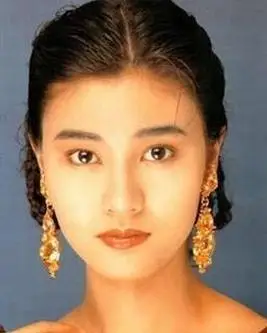 即使是素颜,李嘉欣也能轻易地展现出她的美丽.