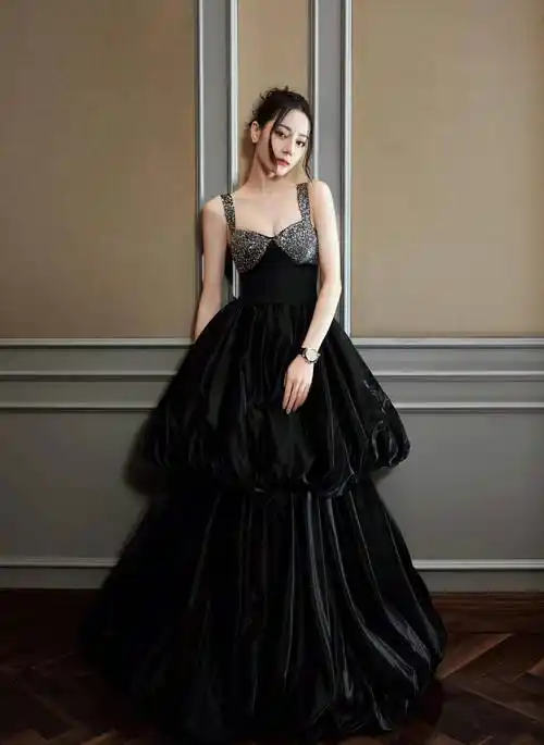 迪丽热巴再现迷人美貌,黄绿色礼服秀好身材,露背设计秀蝴蝶骨_活动_裙