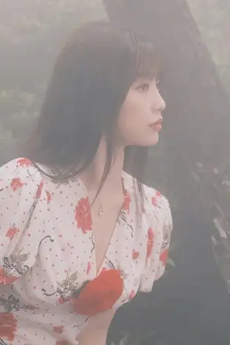 虞书欣官宣新角色身穿玫瑰红裙侧颜好优越