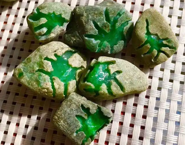 一块原石标价数千万,抢购者还多次加价,翡翠被称为疯狂的石头