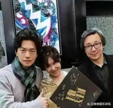 李健开演唱会妻子罕现身,下楼梯紧牵手,孟小蓓半年胖30斤变圆润