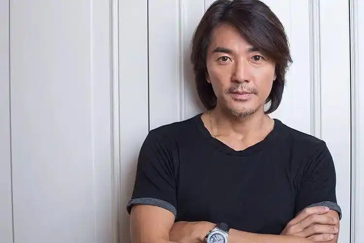 惊险!52岁郑伊健红馆险跌下台 右手韧带撕裂:全部都是淤血