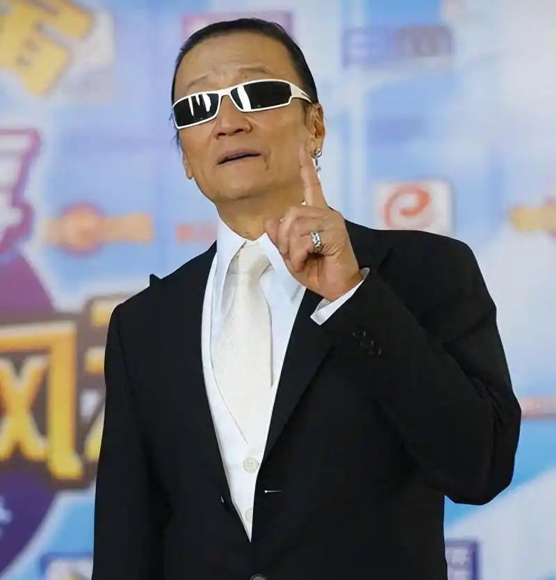 谢贤墨镜一戴40年,连亲热都不拿下,露真面目后才明白为何一直戴