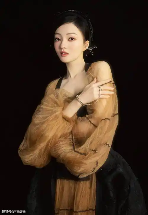 张韶涵穿低领纱裙演出气质儒雅身形饱满美出了古装的既视感