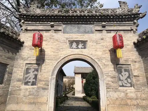 有意思的牌楼和教化狮,我通过这个写有"河东世家"的拱门进到了内府区