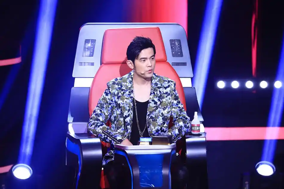 新浪娱乐讯 本周五《中国新歌声》奶爸联盟对战,周杰伦和汪峰的战队