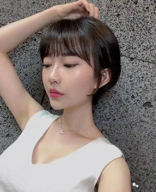 减龄短发让女人一看就很喜欢的发型