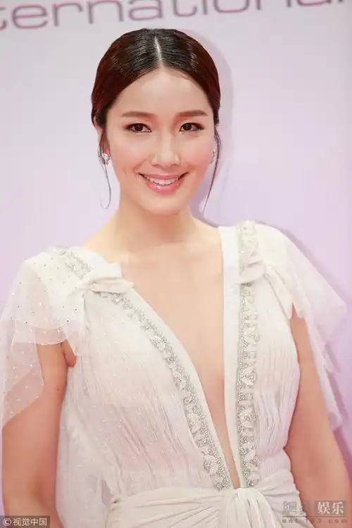 李亚男亮相中华小姐精选红毯俯身秀美胸