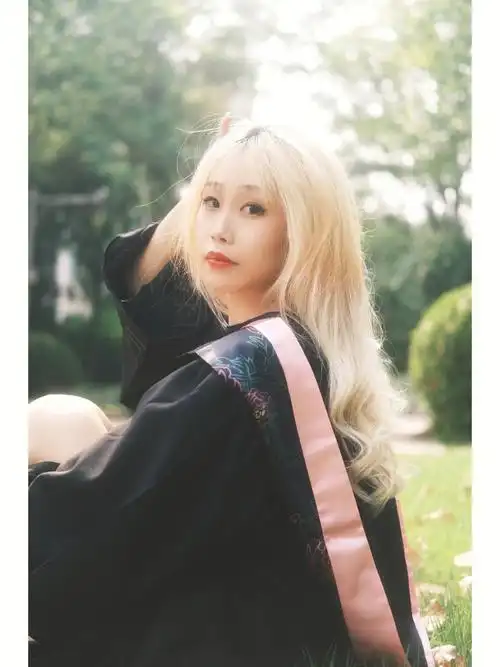 科大毕业照金黄发色跟学士服很配哟