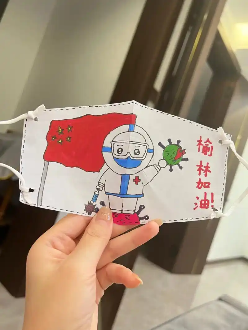 疫情在家封了第19天了我女儿手绘的口罩今天她又主动进厨房帮着我一起