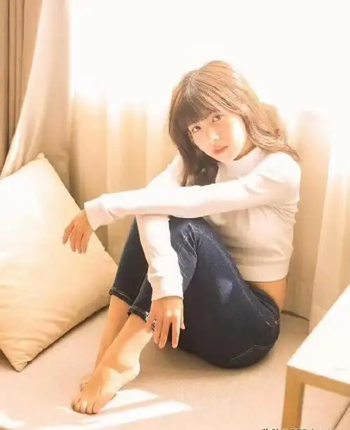 赖美云紧身牛仔裤加上玉足 好喜欢